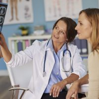 Medico con una paciente