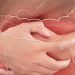 Manos sobre abdomen