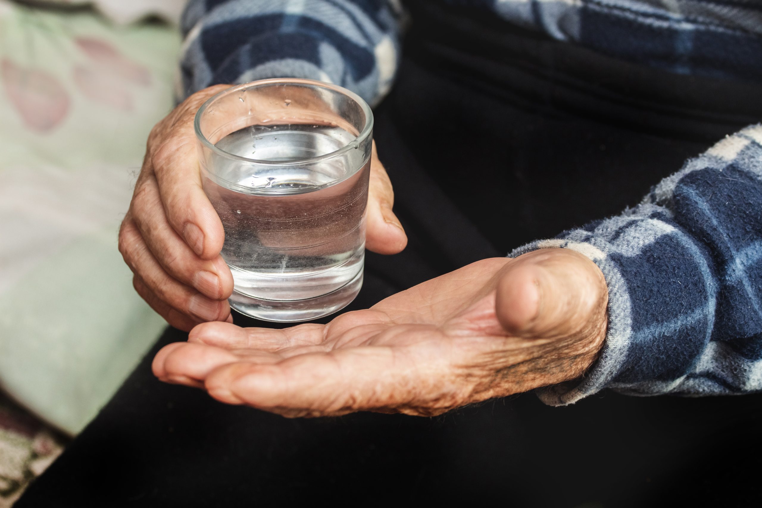 Mano con vaso de agua