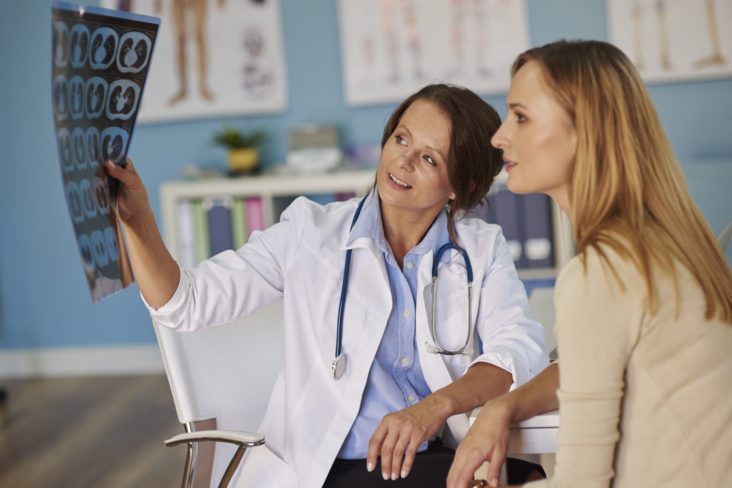 Medico con una paciente